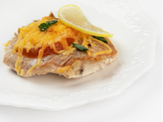 Филе кеты с томатами и ломтиком лимона